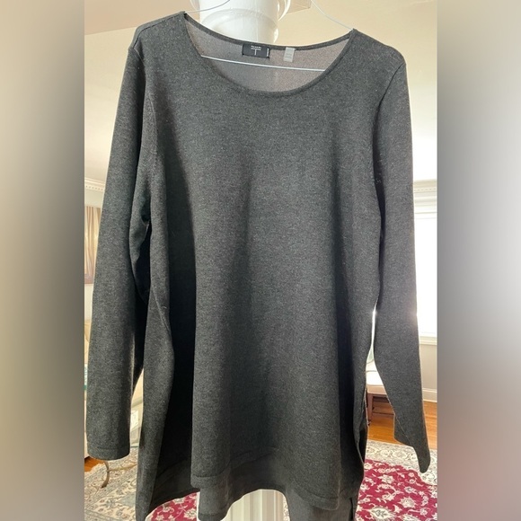 Tahari women’s long sleeve gray sweater size 2 X 78% Rayon 24% Nylon. - Picture 1 of 4